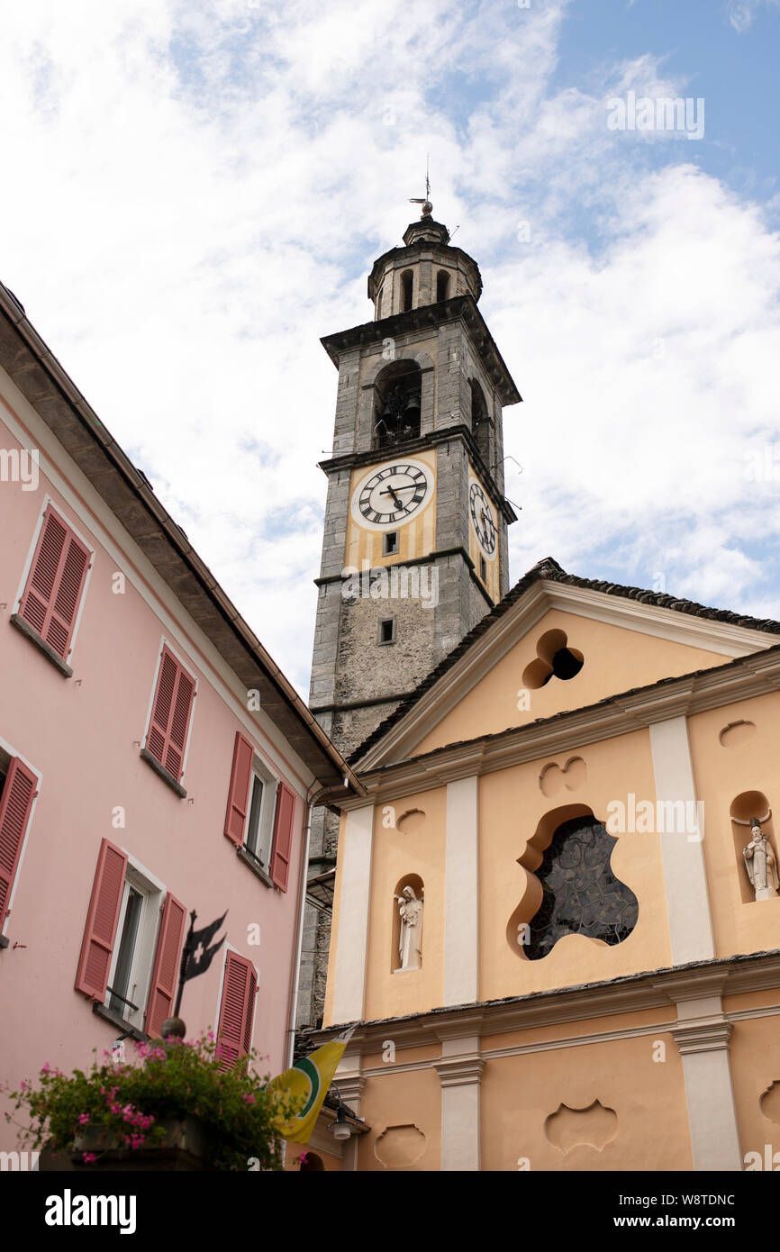 La chiesa di San Gottardo église au centre de la petite ville d'Ascona, dans la région du Tessin en Suisse. Banque D'Images