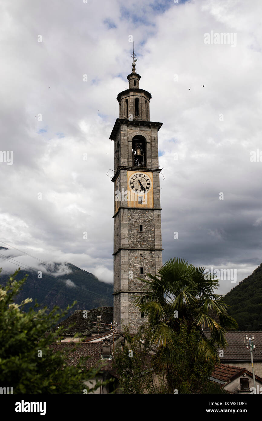 La tour de l'horloge de l'église Chiesa di San Gottardo surplombe la petite ville de Intragna, dans la région du Tessin en Suisse. Banque D'Images