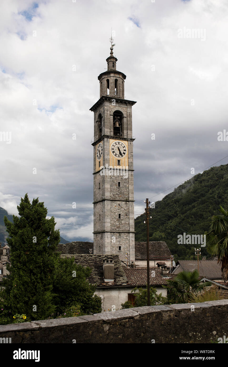 La tour de l'horloge de l'église Chiesa di San Gottardo surplombe la petite ville de Intragna, dans la région du Tessin en Suisse. Banque D'Images
