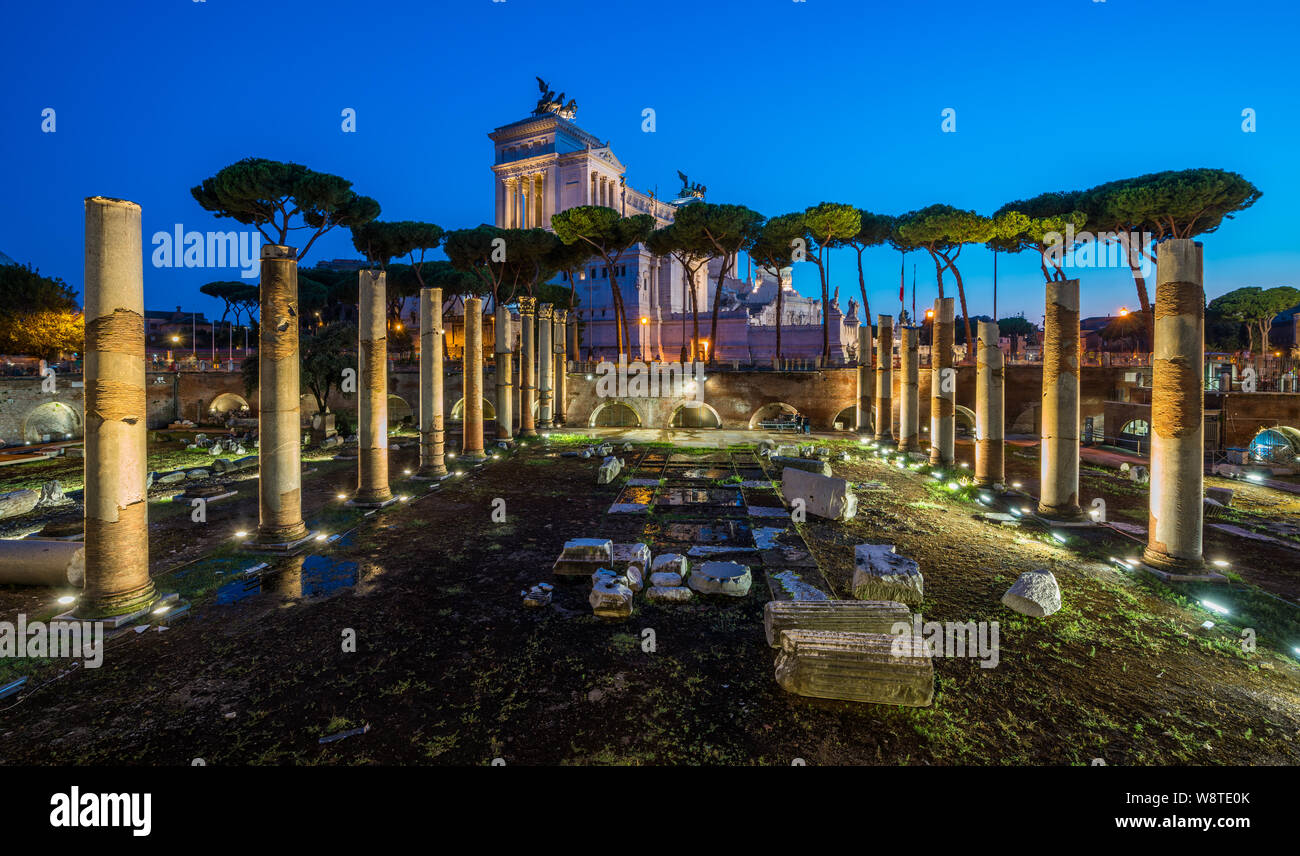 Monument de Vittorio Emanuele II la nuit, vue de la Basilique Ulpia ruines, à Rome, Italie. Banque D'Images