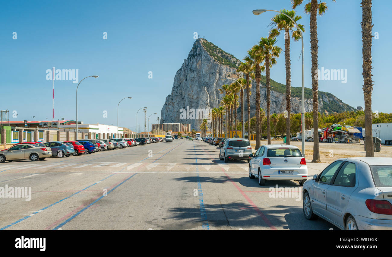 Le rocher de Gibraltar comme vu à partir de la linea de la Concepcion, en Espagne. Banque D'Images