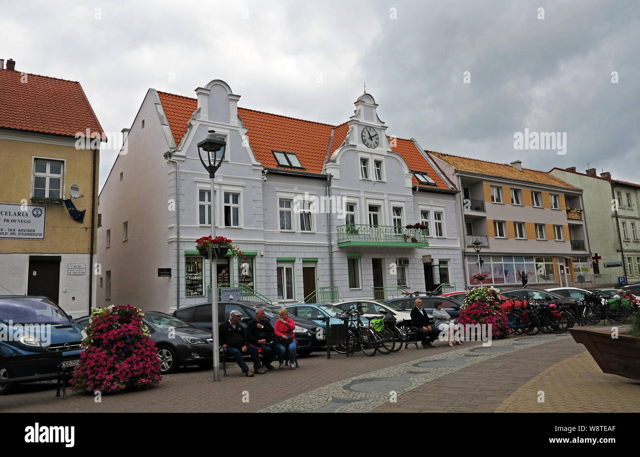 Maisons de la civile restauré avant-guerre sur le marché dans la ville de Mikolajki (Nikolaiken) dans la Mazurie polonaise (ancienne Prusse orientale), enregistrés sur l'utilisation dans le monde entier 18.07.2019 | Banque D'Images