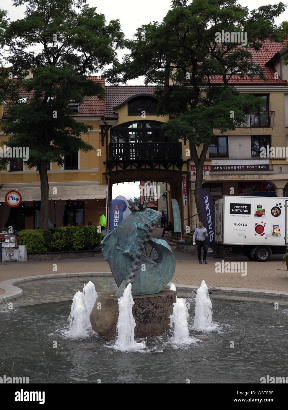 Fontaine avec la figure d'un Stintengste Fischkoenig (créature mythique) sur le marché dans la ville de Mikolajki (Nikolaiken) dans la Mazurie polonaise (ancienne Prusse orientale), enregistrés sur l'utilisation dans le monde entier 18.07.2019 | Banque D'Images