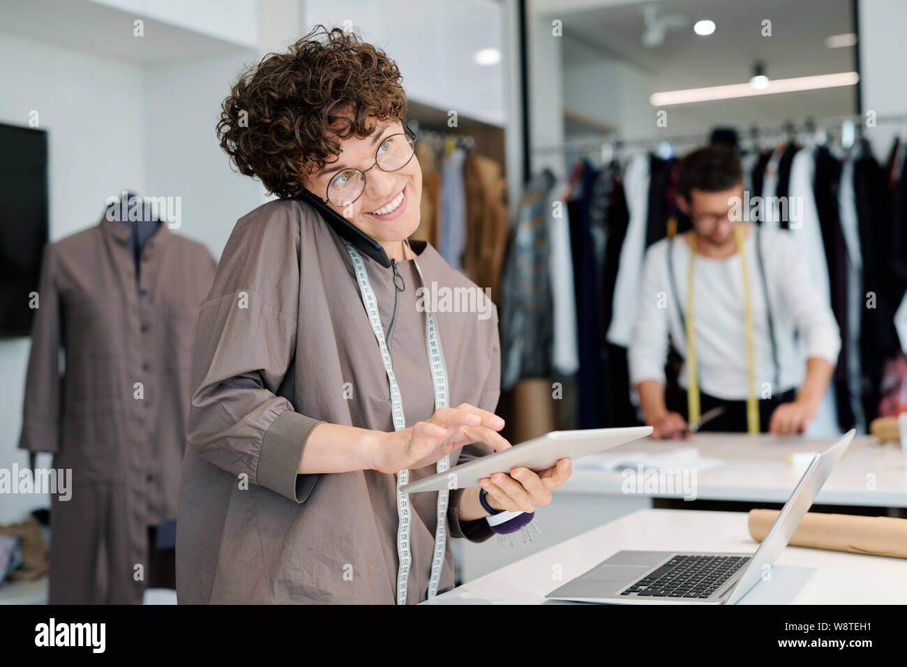 Happy female adapter la consultation des clients ou de prendre des commandes par téléphone et en ligne Banque D'Images