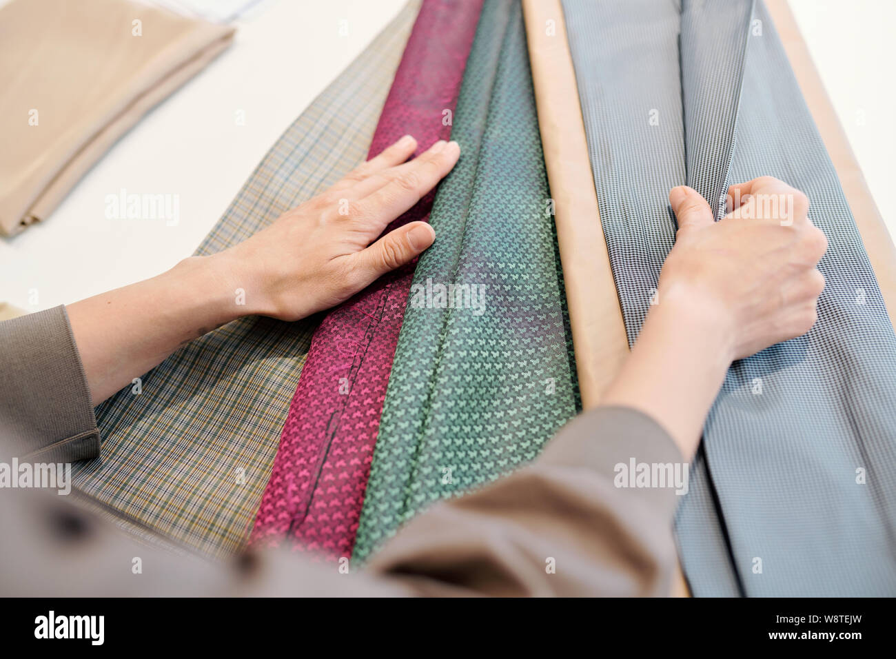 Designer féminin à la recherche par les textiles pour la nouvelle collection Banque D'Images