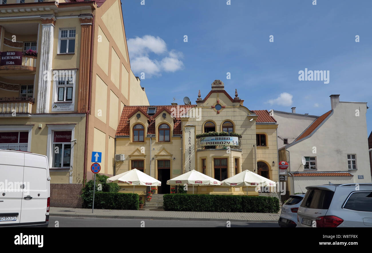 Vue sur restauré et citoyen nouvellement construit des maisons dans la ville de Ketrzyn (Rastenburg) dans la Mazurie polonaise (ancienne Prusse orientale), enregistrés sur l'utilisation dans le monde entier 15.07.2019 | Banque D'Images