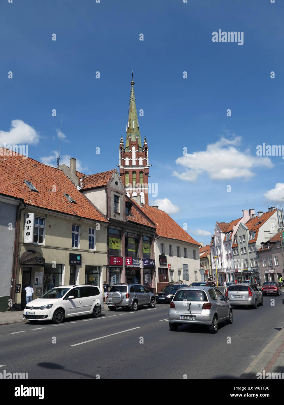 Vue des citoyens' maisons de la ville de Ketrzyn (Rastenburg) dans la Mazurie polonaise (anciennement Ostpreussen) - dans l'arrière-plan l'église néo-gothique de Saint Katharina, enregistrée sur l'utilisation dans le monde entier 15.07.2019 | Banque D'Images