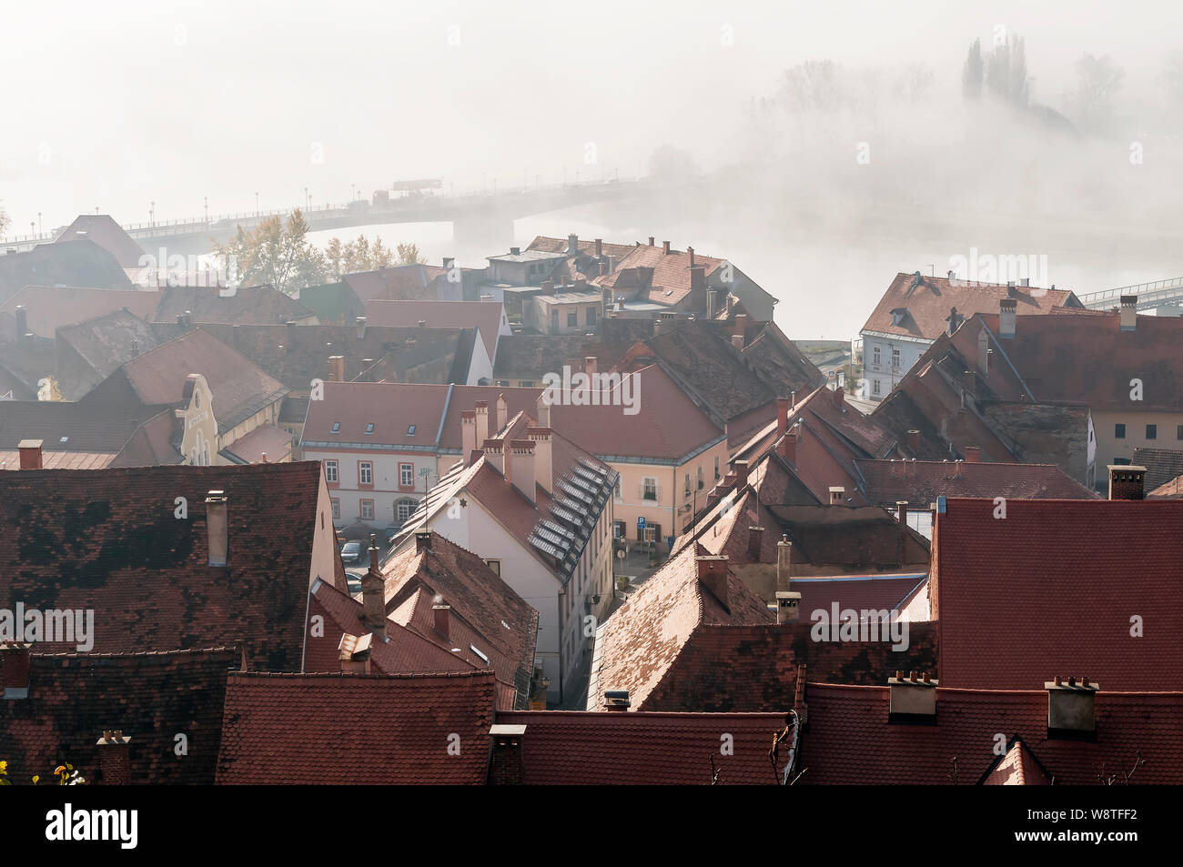 Belle vue aérienne du centre historique de Ptuj, la Slovénie, enveloppé dans le brouillard du matin Banque D'Images