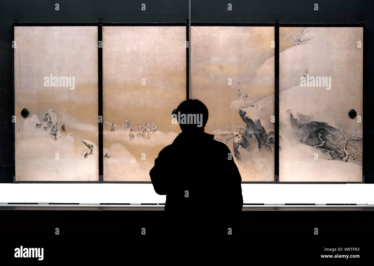 Visiteur à la recherche des panneaux de porte à l'écran intitulé "dans la neige" par Maruyama Ōkyo (1733-1795), encre sur papier peint d'or, période Edo en date du 1787, National Museum, Tokyo, Japon Banque D'Images