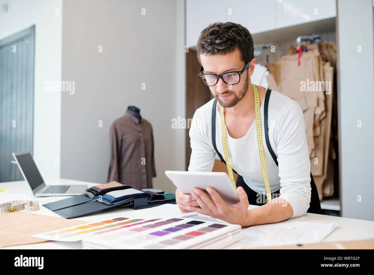 Les jeunes convaincus de mode avec tablet défilement à travers des idées en ligne Banque D'Images