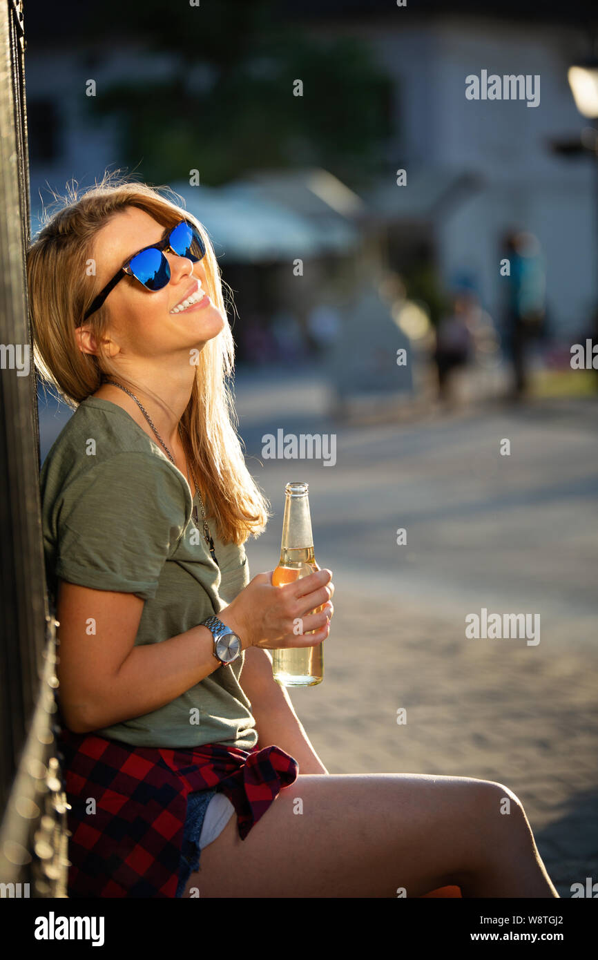 Happy woman having fun on city street en été. Concept de bonheur Banque D'Images