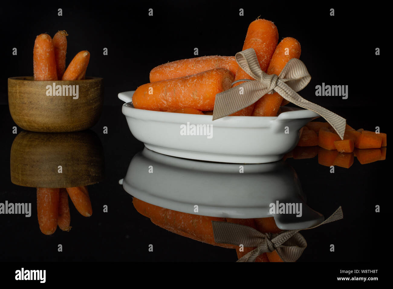 Beaucoup De Vieux Rassis Orange Carotte Bebe Bebe Dans Un Bol En Bois De Coupe En Bois Isole Sur Verre Noir Photo Stock Alamy Beaucoup De Vieux Rassis Orange Carotte Bebe Bebe Dans Un Bol En Bois De Coupe En Bois Isole Sur Verre Noir Photo Stock Alamy