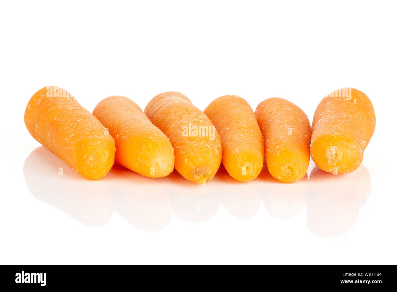 Tout Groupe De Six Vieux Rassis Orange Carotte Bebe Enfant Isole Sur Fond Blanc Photo Stock Alamy
