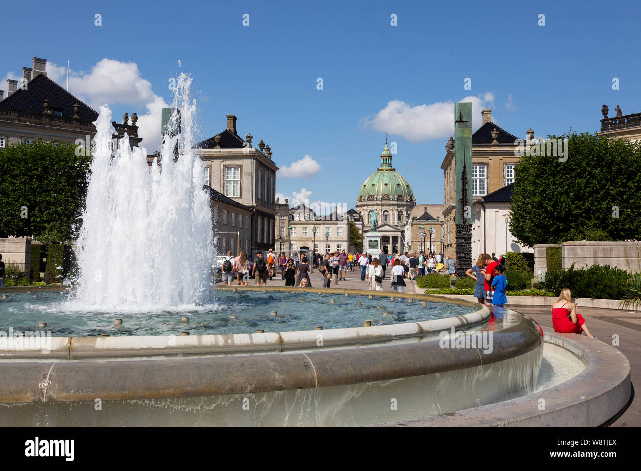 Le Palais d'Amalienborg Copenhagen Danemark - Palais du xviie siècle, le foyer de la famille royale danoise ; et la fontaine, Copenhague Danemark Scandinavie Europe Banque D'Images