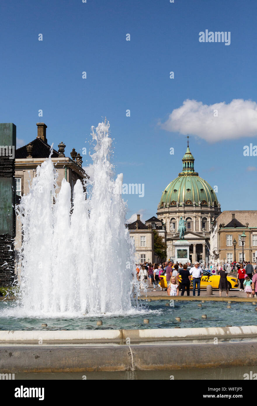 Le Palais d'Amalienborg - Palais du xviie siècle, le foyer de la famille royale danoise ; fontaine, et Frederik's Church dome,Danemark Copenhague Scandinavie Europe Banque D'Images
