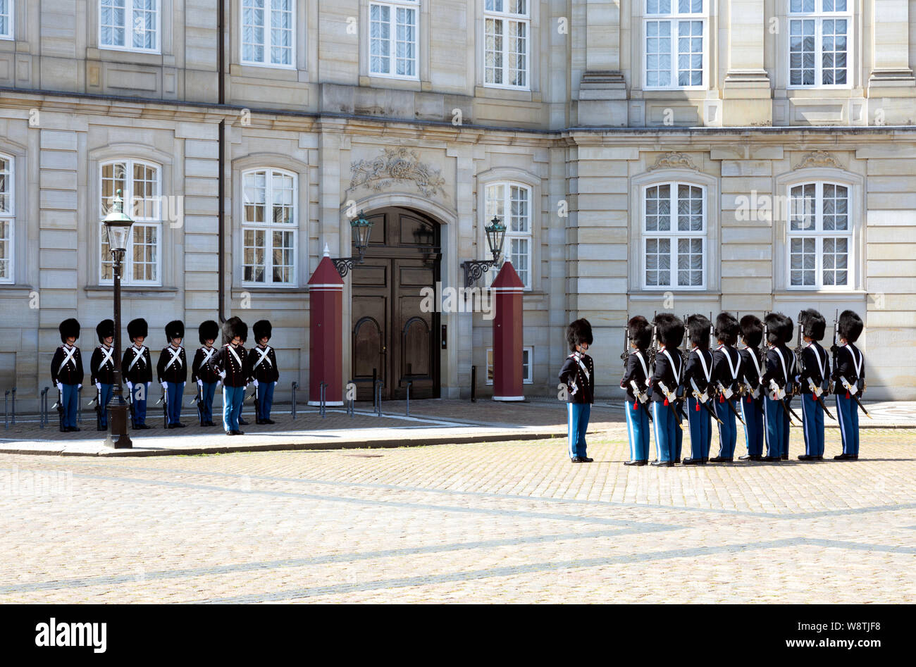 Le Palais d'Amalienborg à Copenhague ; changement de la garde à midi à la maison de la famille royale danoise, Copenhague, Danemark, Europe Banque D'Images