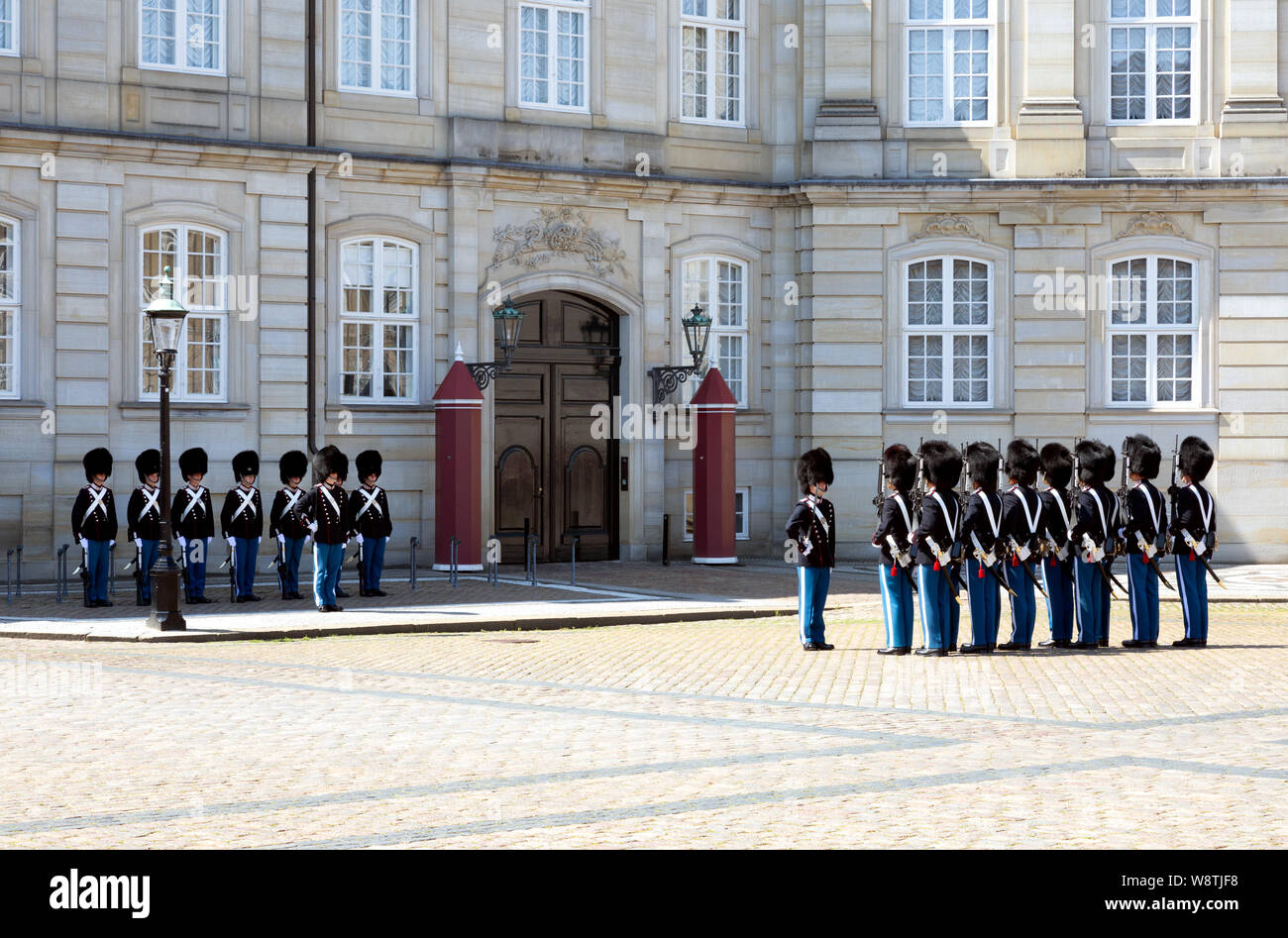 Le Palais d'Amalienborg à Copenhague ; changement de la garde à midi à la maison de la famille royale danoise, Copenhague, Danemark, Europe Banque D'Images