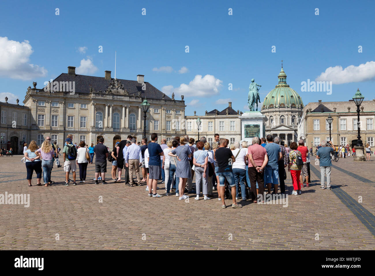 Tourisme de Copenhague ; les touristes sur une visite guidée, le Palais d'Amalienborg Copenhagen Danemark - Palais du xviie siècle, Copenhague Danemark Scandinavie Europe Banque D'Images