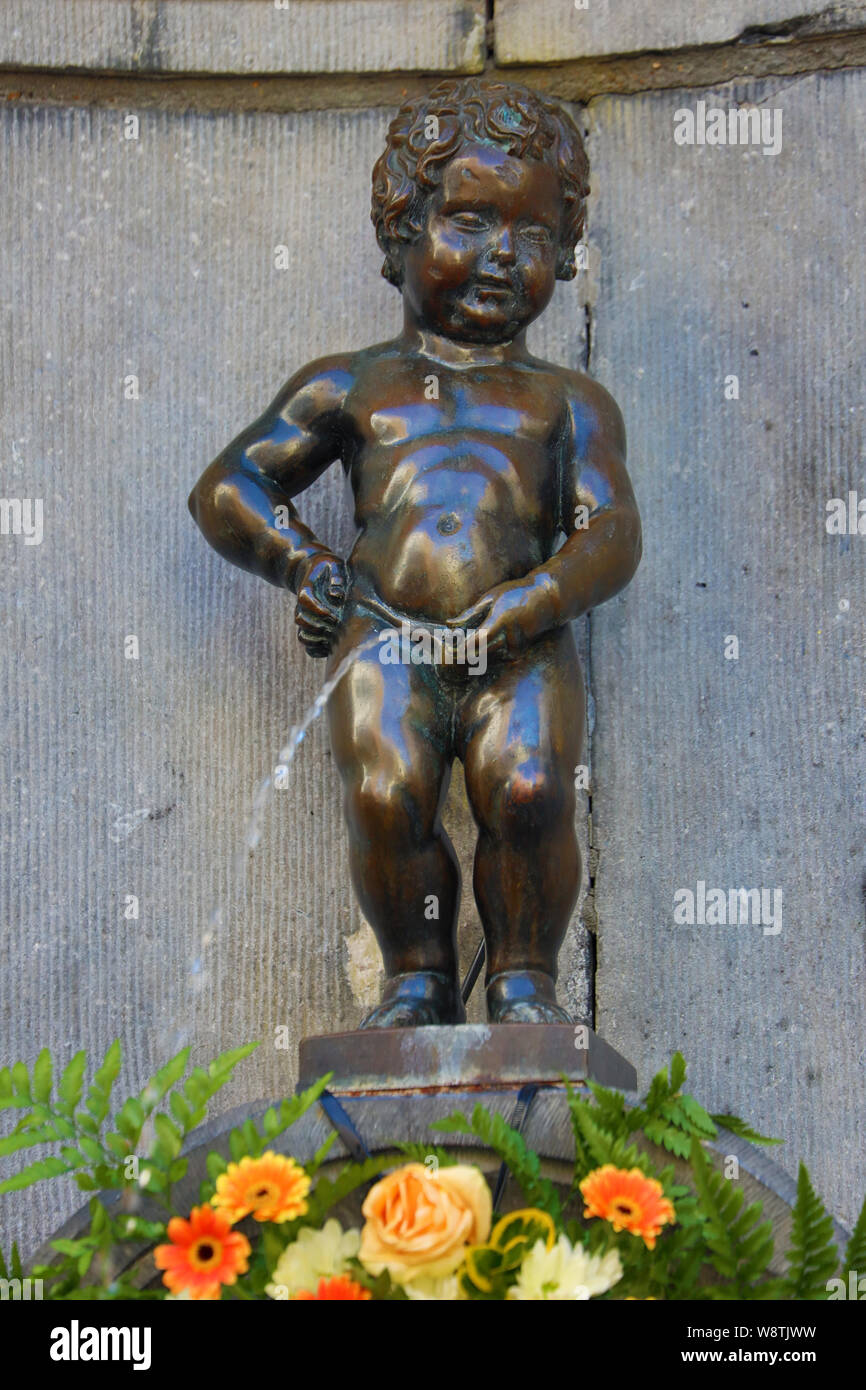 Statue de Manneken Pis, un petit garçon faisant pipi dans une fontaine