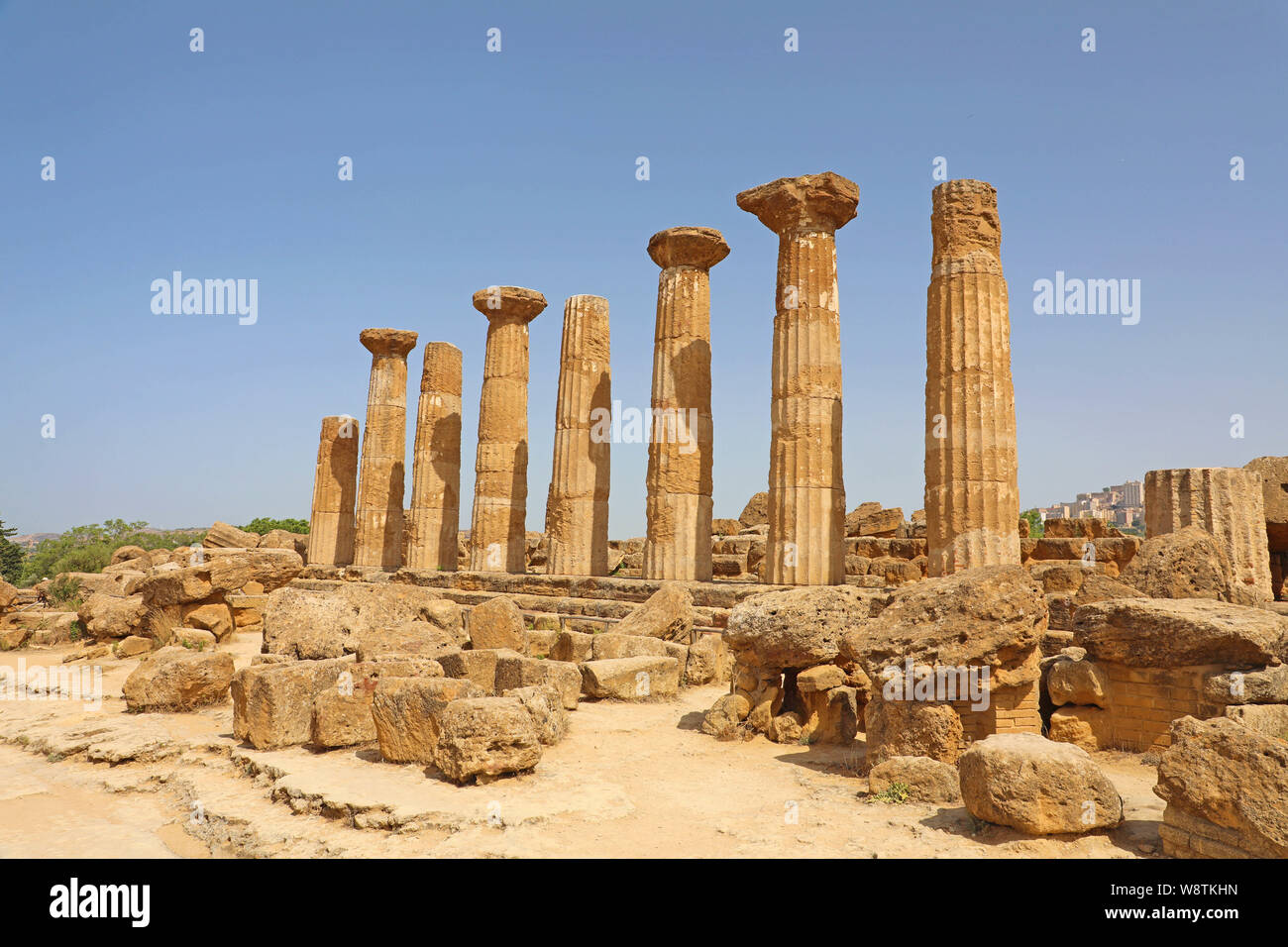 Temple en ruines d'Héraclès colonnes de célèbre ancienne vallée des Temples d'Agrigente, Sicile, Italie. UNESCO World Heritage Site. Banque D'Images