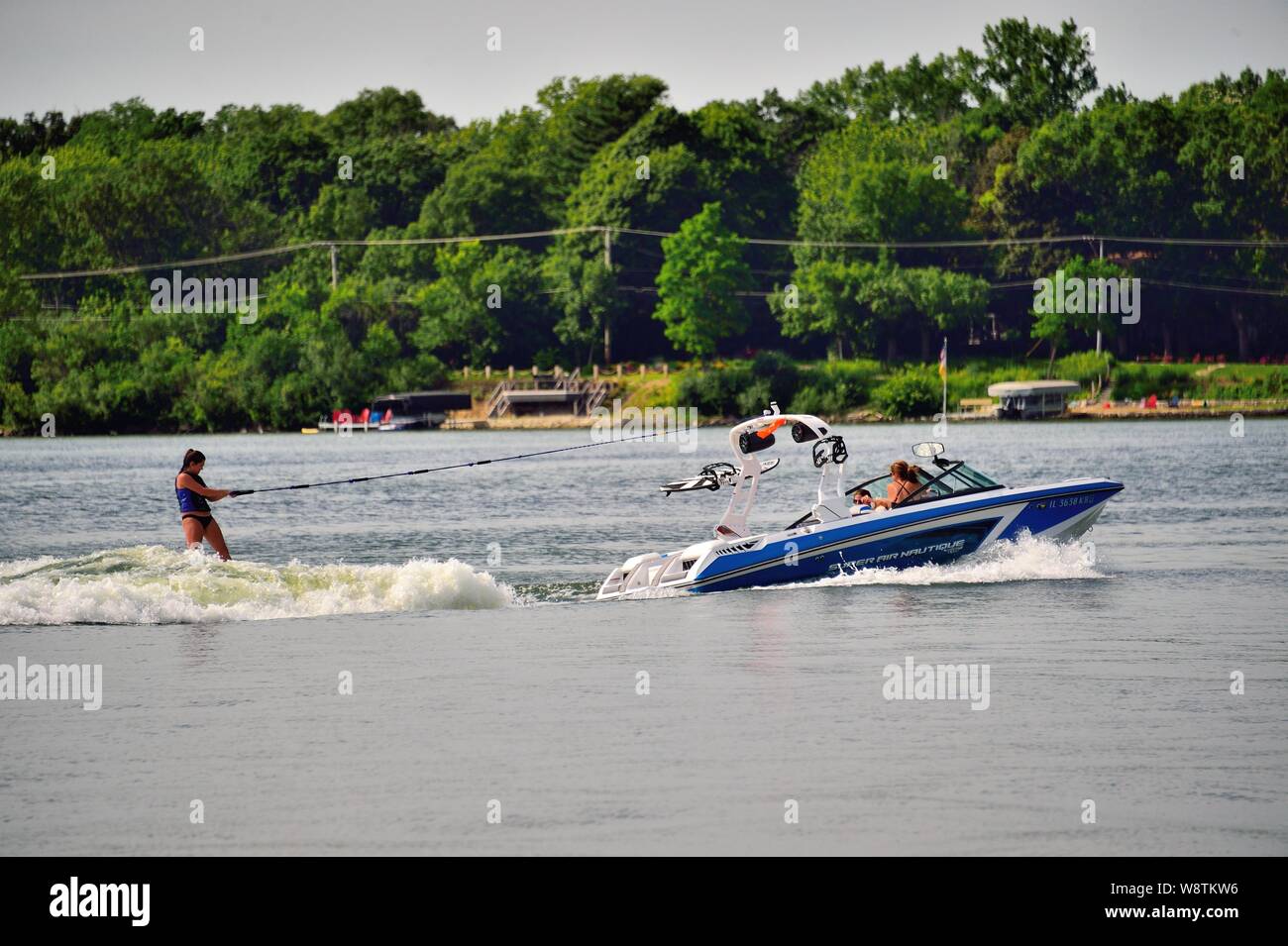 Le lac de Zurich, Illinois, USA. Skieuse nautique bénéficiant d'un après-midi d'été de l'activité sur le lac homonyme du village. Banque D'Images