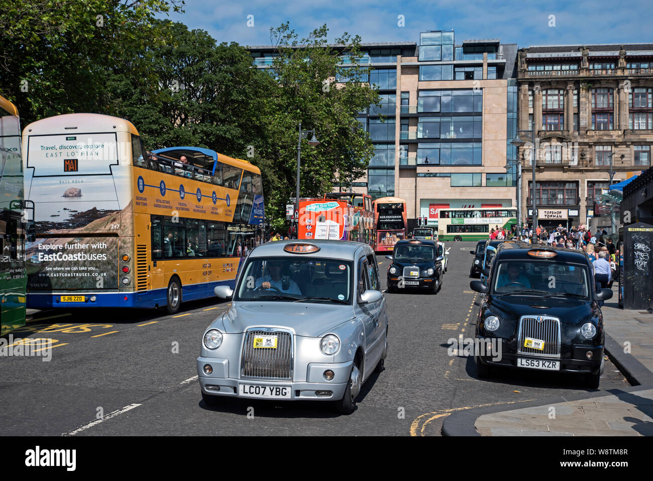 Des taxis et des autocars sur un pont Waverley congestionnées qui conduit jusqu'à Princes Street, Édimbourg, Écosse, Royaume-Uni. Banque D'Images