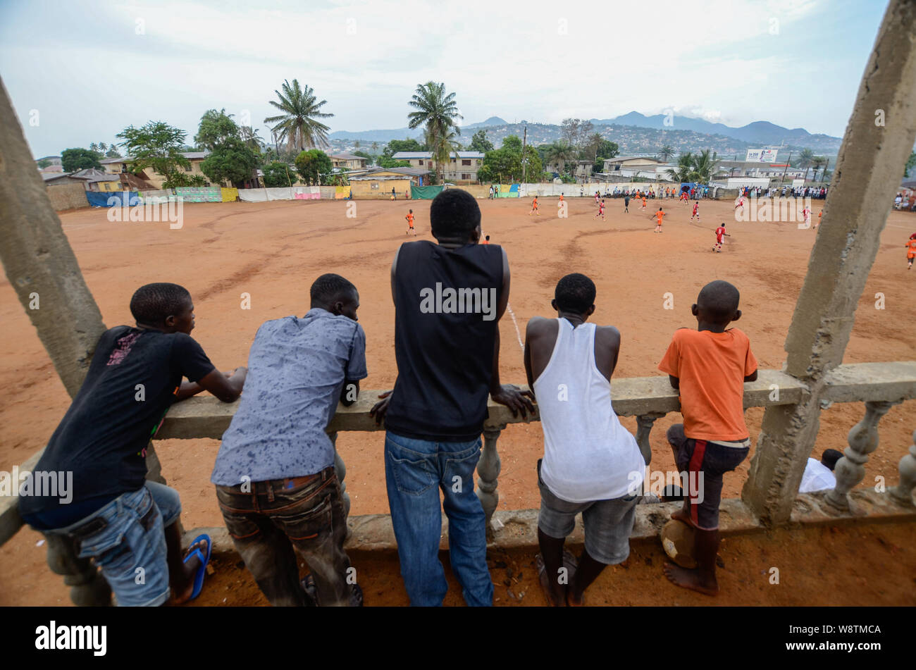 Les spectateurs à un match de football, coupe de Ligue Entraîneur Mer à Aberdeen, Freetown, Sierra Leone Banque D'Images