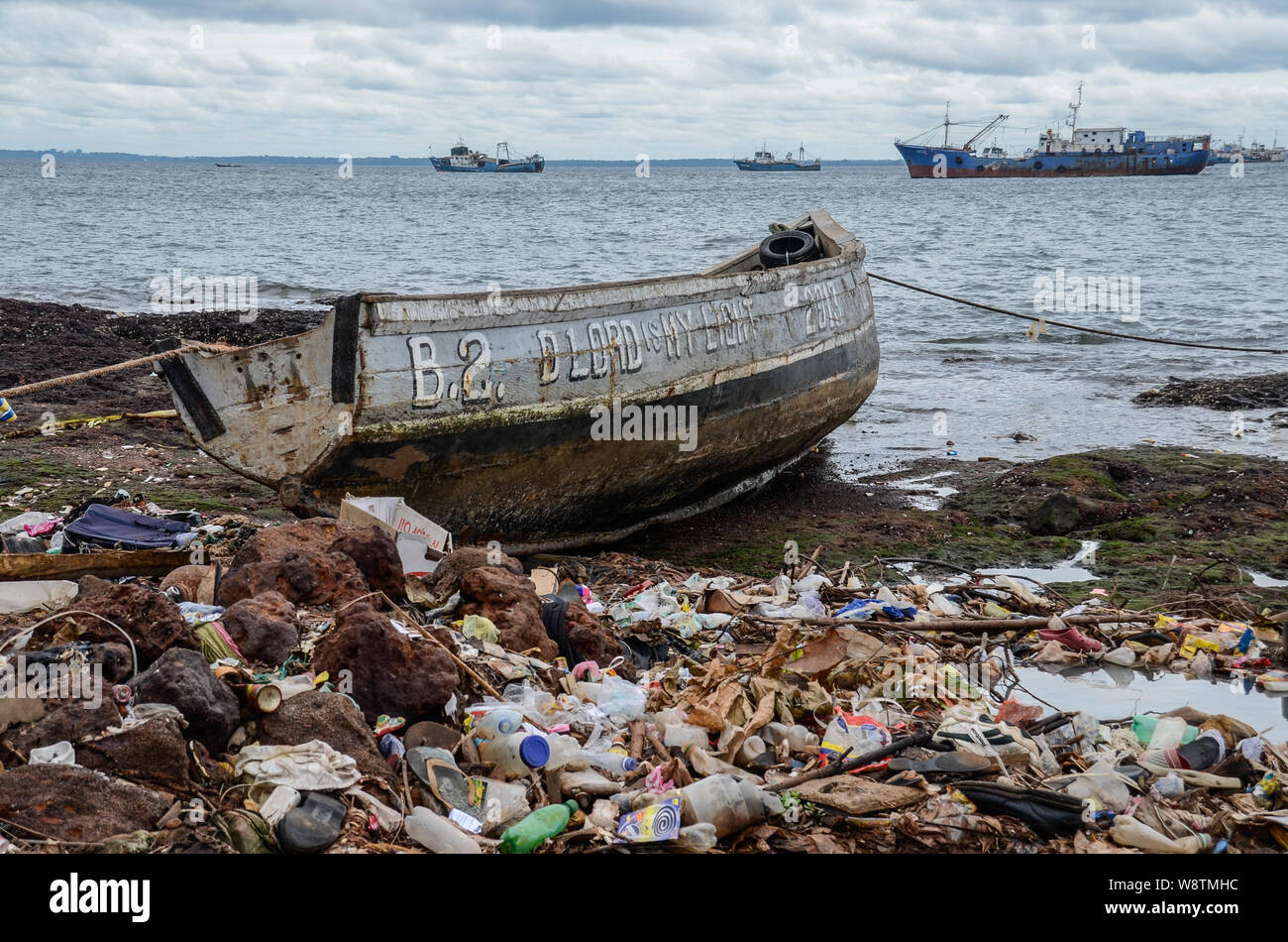 Bateau de pêche au Murray Town, Freetown, Sierra Leone en 2014 Banque D'Images