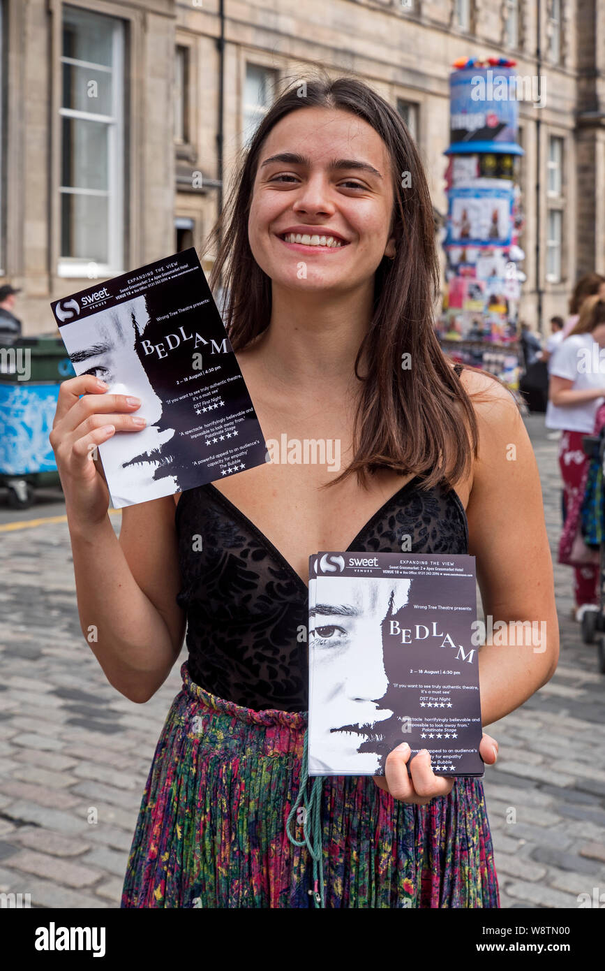 Membre du mauvais arbre Theatre la promotion de 'chaos' à l'Edinburgh Fringe Festival sur le Royal Mile, Edinburgh, Ecosse, Royaume-Uni. Banque D'Images