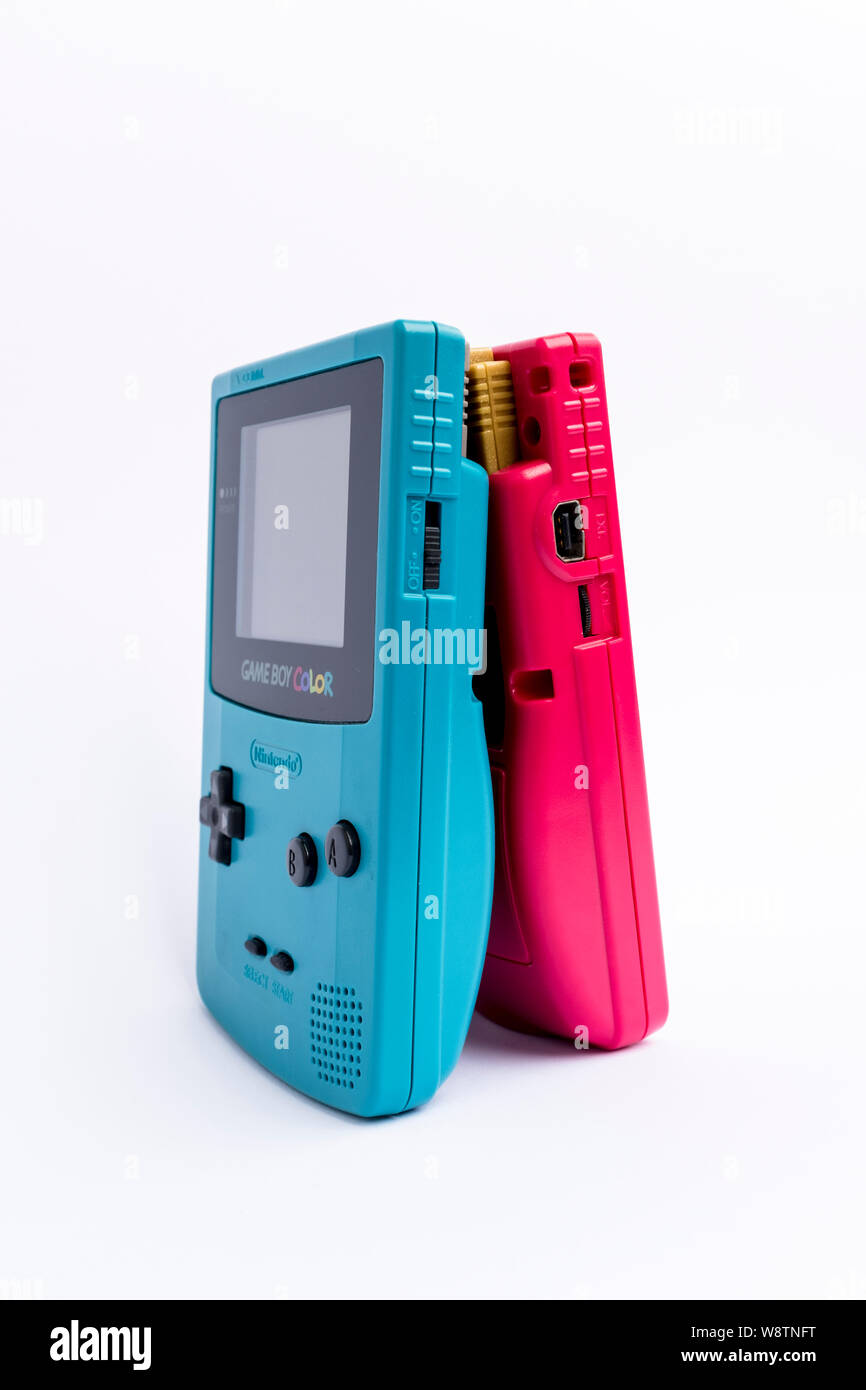 Nintendo Game Boy Color en deux couleurs Banque D'Images Nintendo Game Boy Color en deux couleurs Banque D'Images