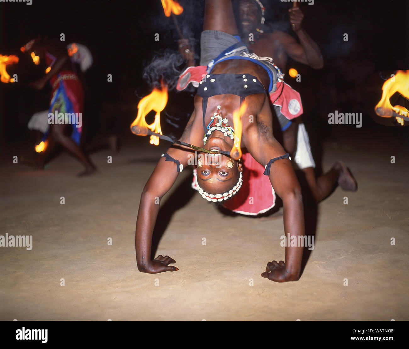 Danseurs tribaux (l'expérience africaine}, Kanifing, Serrekunda, République de Gambie Banque D'Images