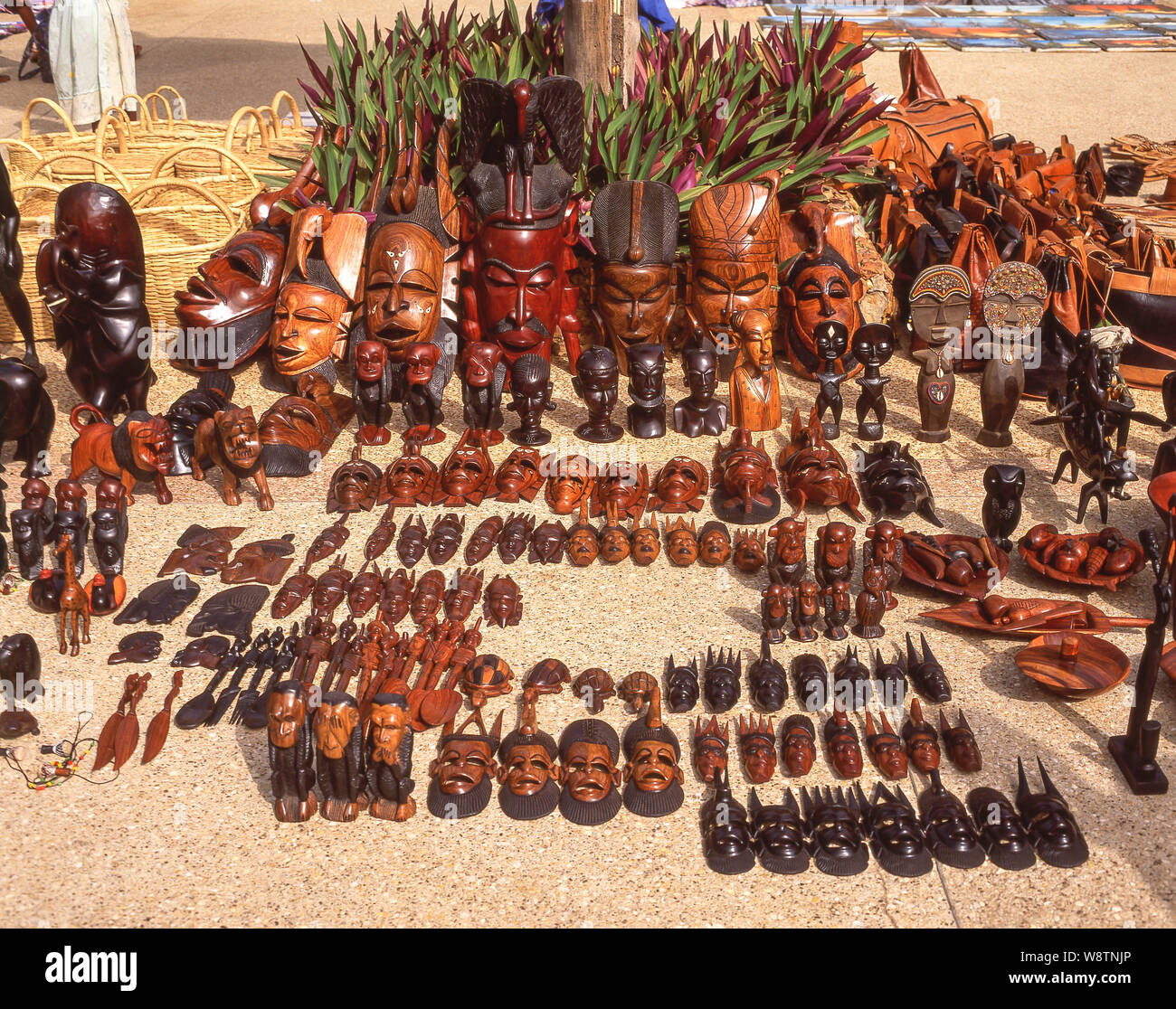 Les masques en bois Artisanat Souvenirs à vendre, de Kanifing, Serrekunda, République de Gambie Banque D'Images