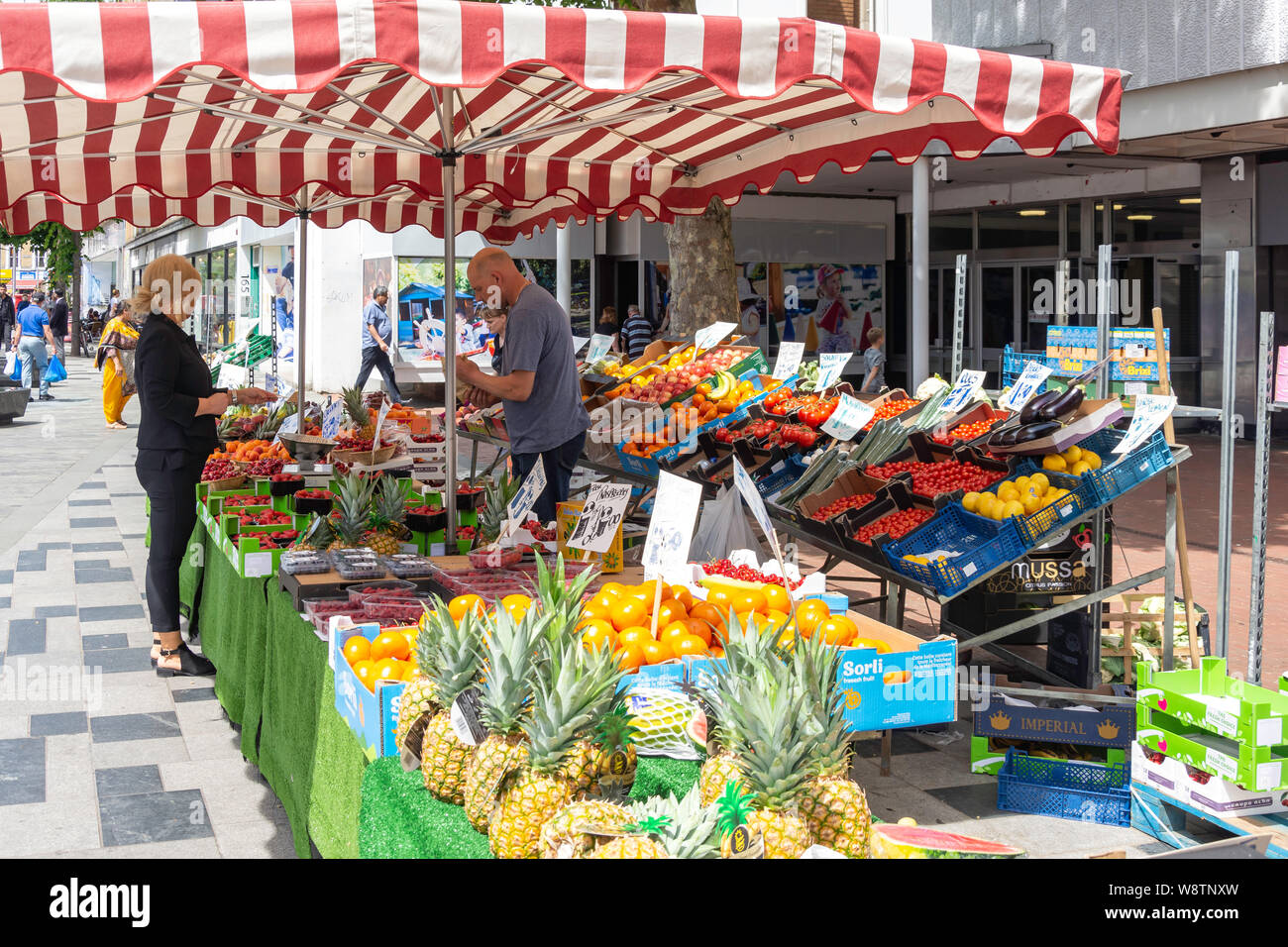 Stand de fruits et légumes à Slough High Street, Slough, Berkshire, Angleterre, Royaume-Uni Banque D'Images