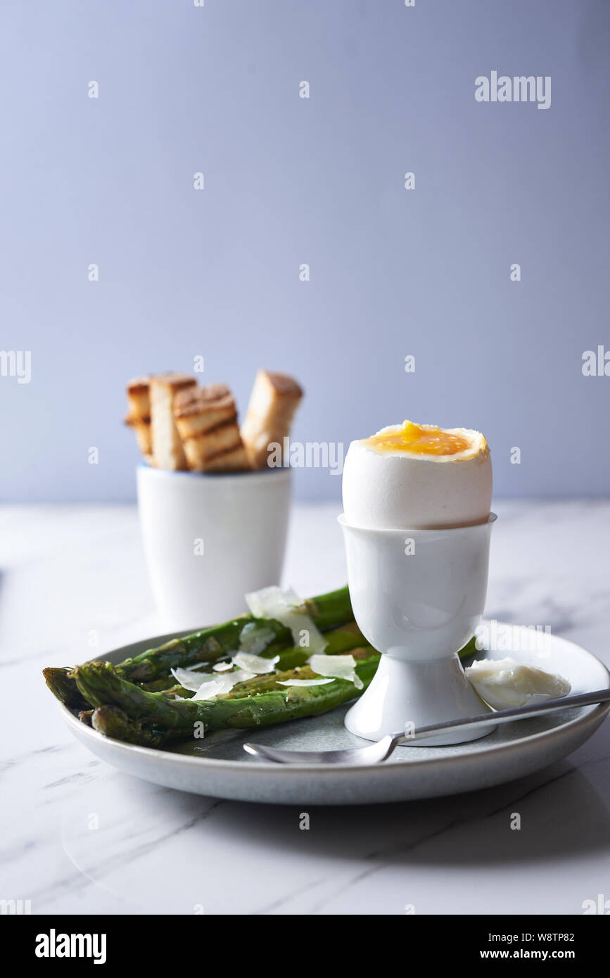 Petit-déjeuner avec oeuf mollet et asperges Banque D'Images