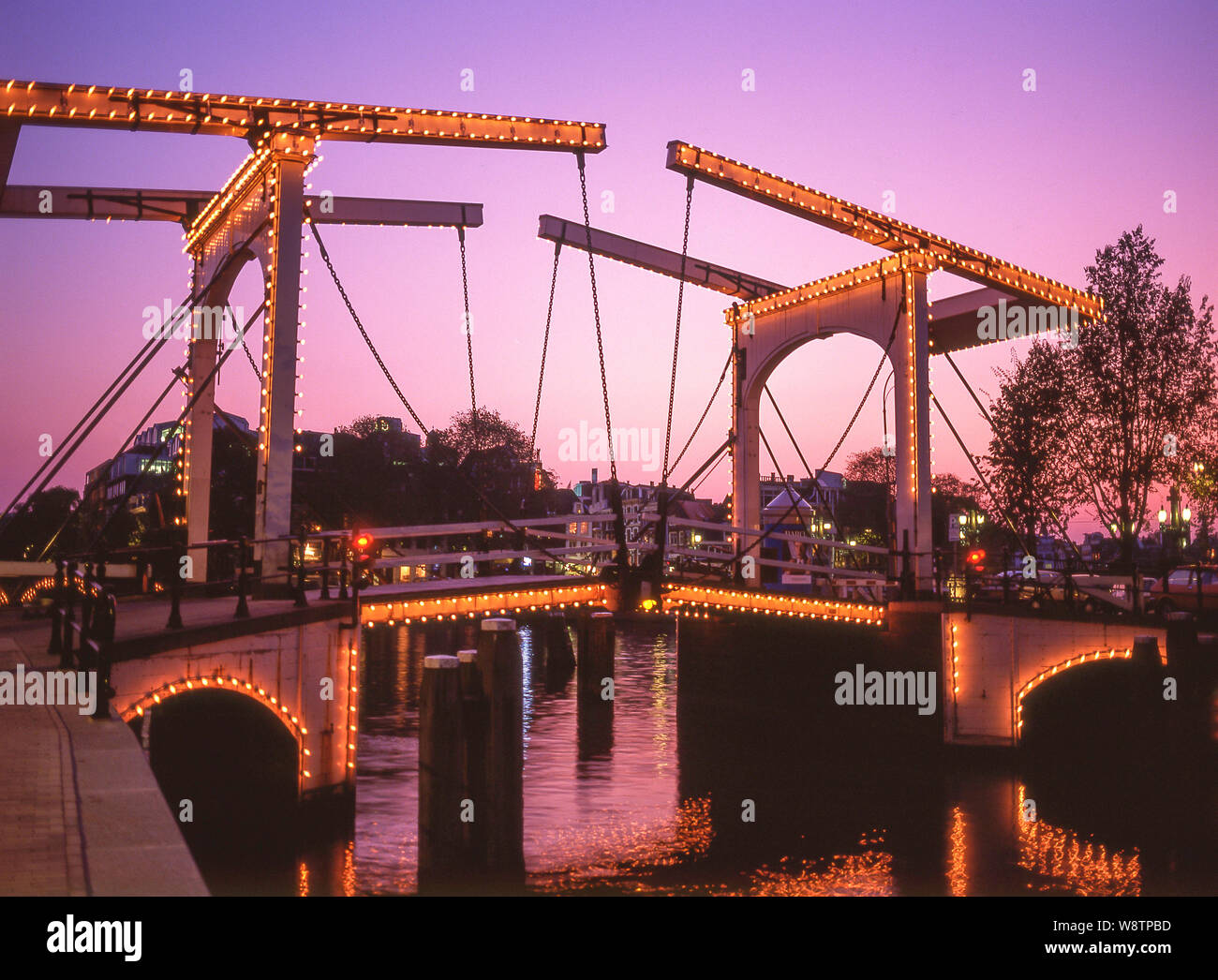 La Walter Suskind Bridge at Dusk et Nieuwe canal Herengracht, Amsterdam, Noord-Holland, Royaume des Pays-Bas Banque D'Images