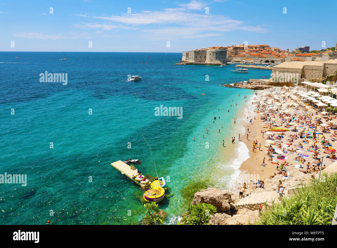 DUBROVNIK, CROATIE - Juillet 12, 2019 : Vue aérienne de la vieille ville de Dubrovnik et de la plage de Banje, la mer Adriatique Banque D'Images