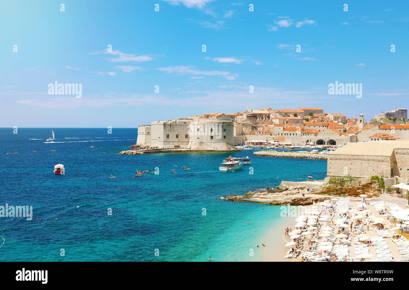 Magnifique vue panoramique sur le vieux port de Dubrovnik avec fortifications médiévales sur la mer Adriatique et la plage de Banje, la Croatie, l'Europe. Banque D'Images