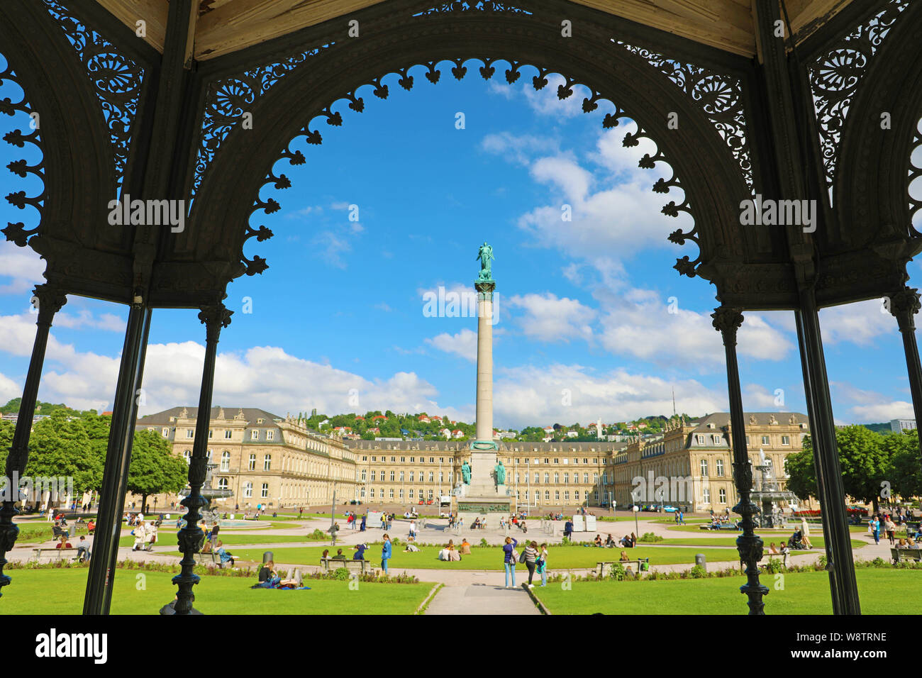 STUTTGART, ALLEMAGNE - 12 juin 2019 : Arch cloître dans place Schlossplatz avec Jubiläumssäule colonne et le Nouveau Palais (Neues Schloss) sur le backgrou Banque D'Images