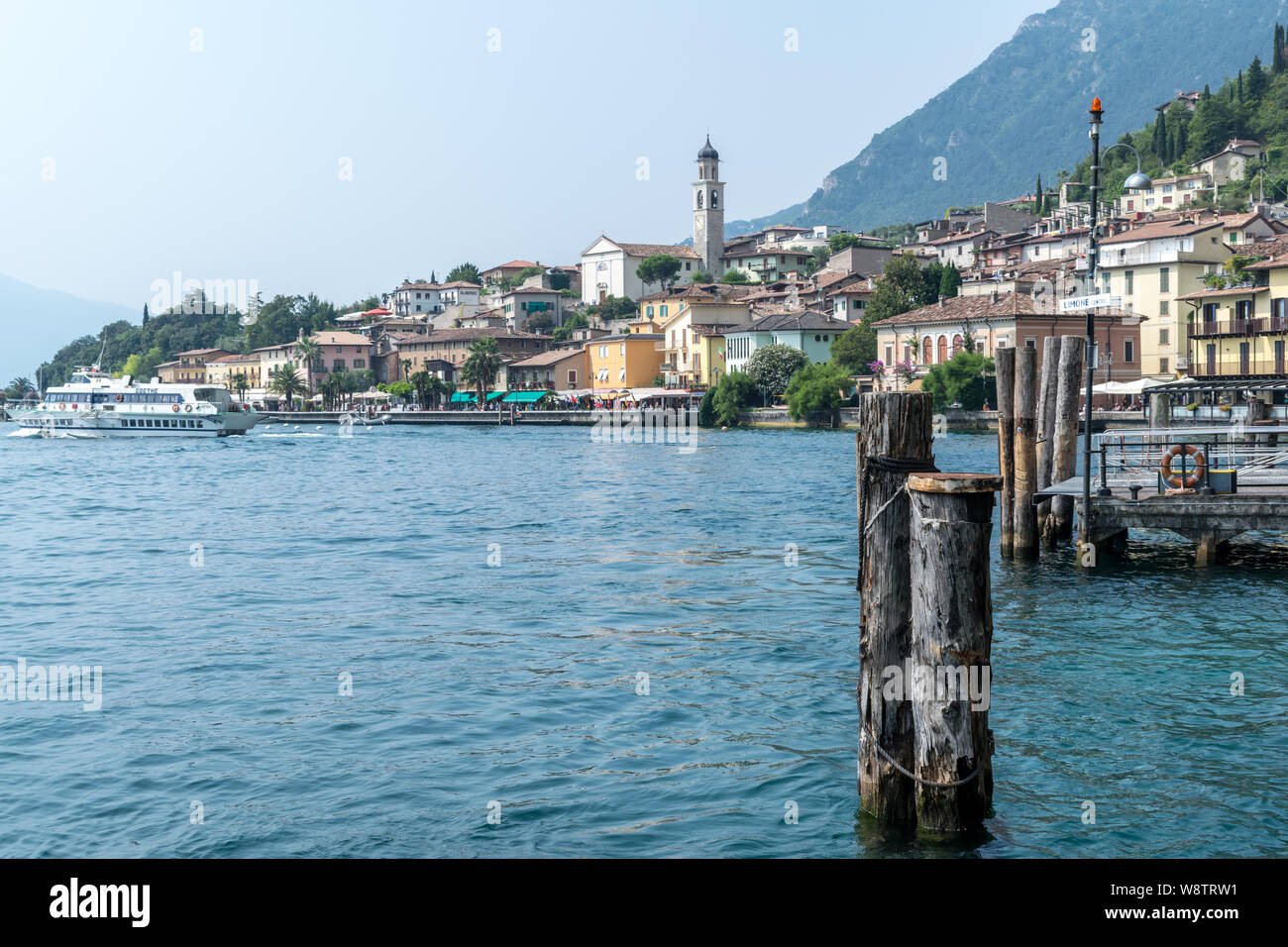 Limone, Italie - 24 juillet 2019 : c'est une vue au bord de l'eau du lac de Garde à Limone, Italie Banque D'Images