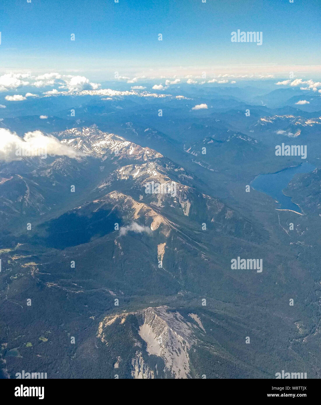 Une gamme de montagnes enneigées en plongée des Banque D'Images
