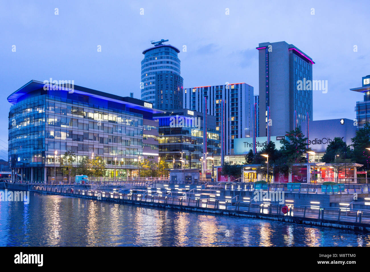 Les studios de la BBC à MediaCityUK au crépuscule, Salford Quays, Salford, Greater Manchester, Angleterre, Royaume-Uni Banque D'Images