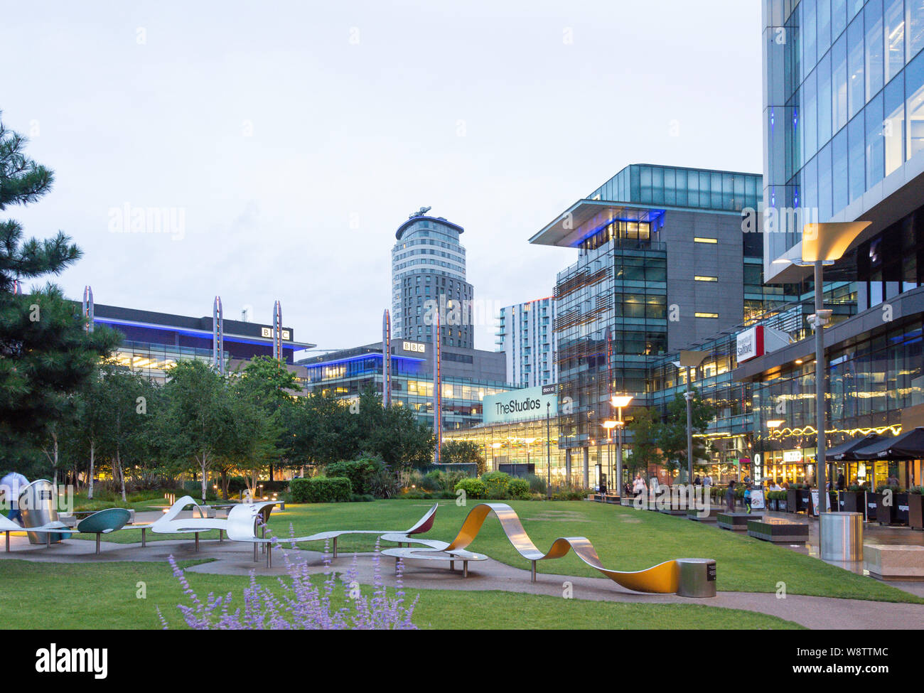 Le Livre vert, MediaCityUK au crépuscule, Salford Quays, Salford, Greater Manchester, Angleterre, Royaume-Uni Banque D'Images