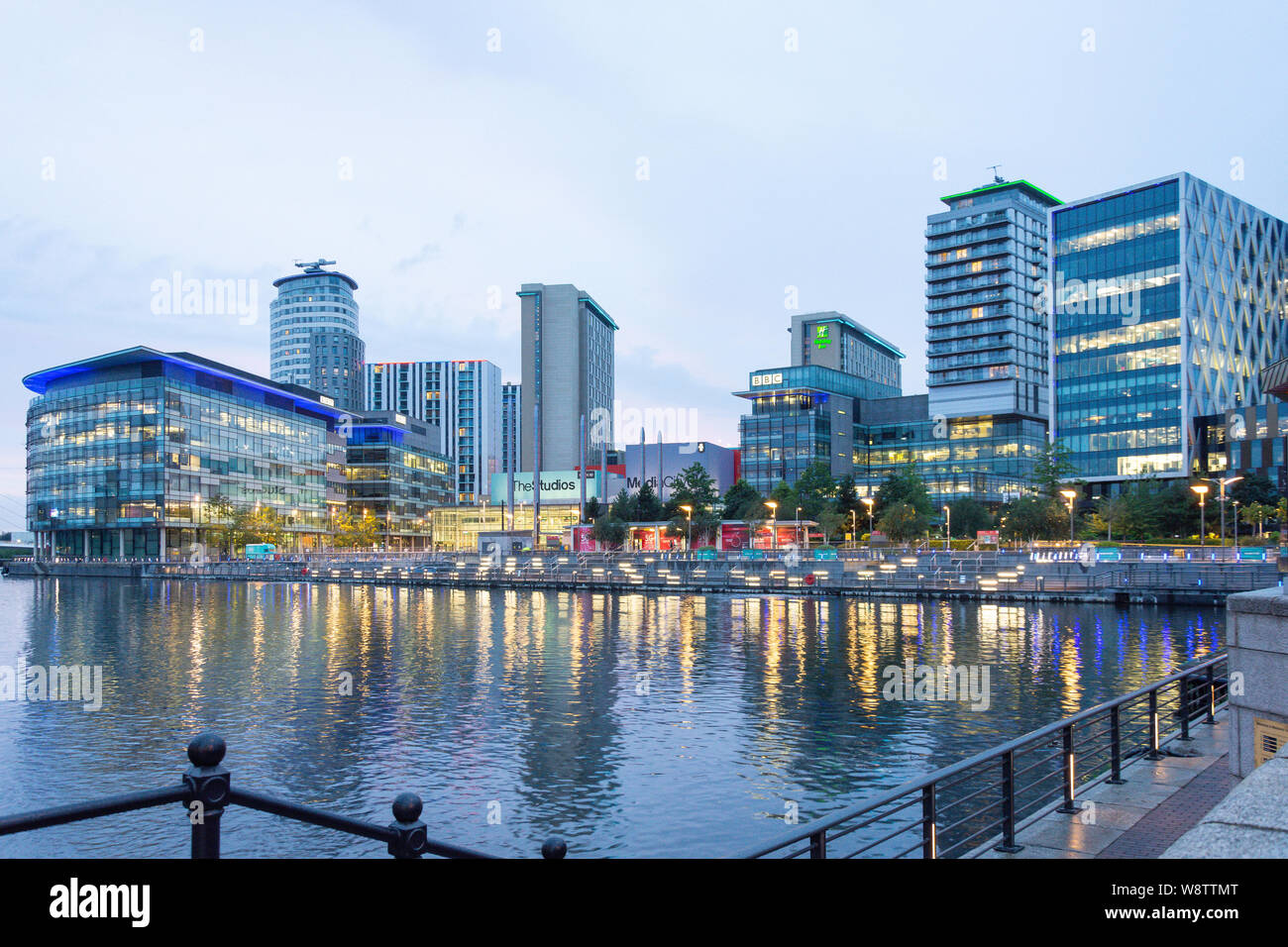 Les studios de la BBC à MediaCityUK au crépuscule, Salford Quays, Salford, Greater Manchester, Angleterre, Royaume-Uni Banque D'Images