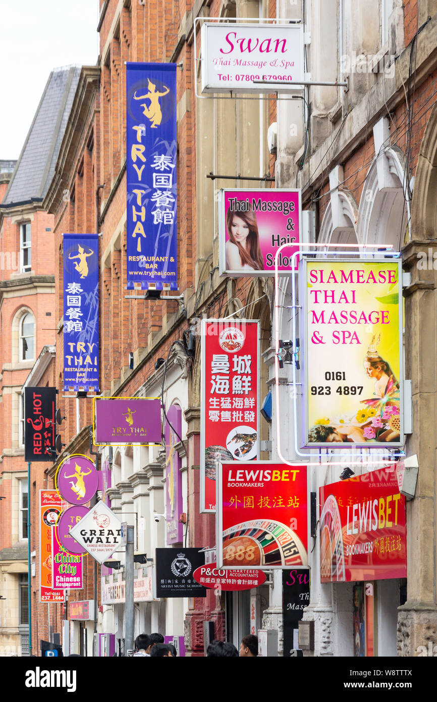 Les panneaux publicitaires, Faulkner Street, Chinatown, Manchester, Greater Manchester, Angleterre, Royaume-Uni Banque D'Images