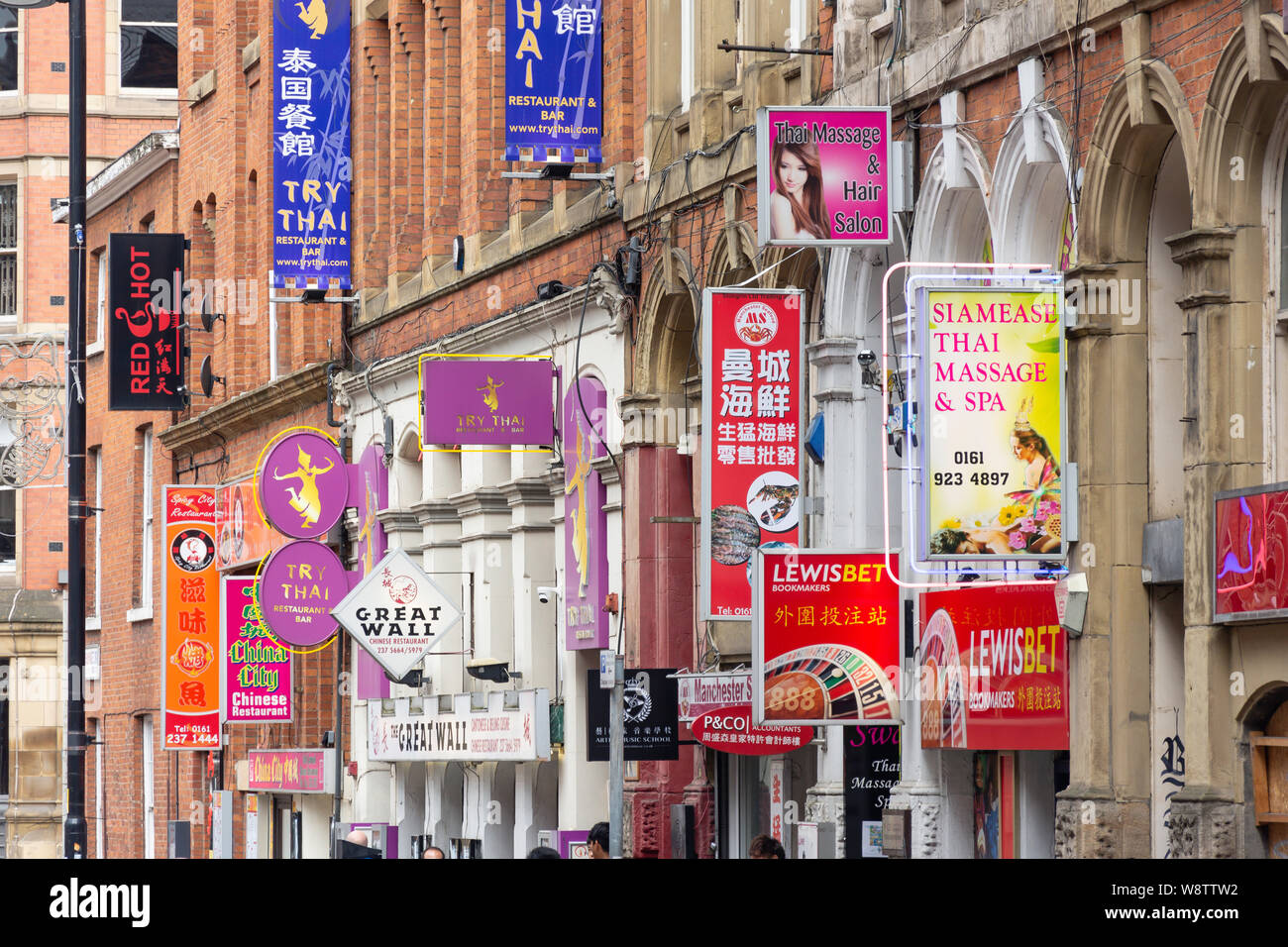 Les panneaux publicitaires, Faulkner Street, Chinatown, Manchester, Greater Manchester, Angleterre, Royaume-Uni Banque D'Images