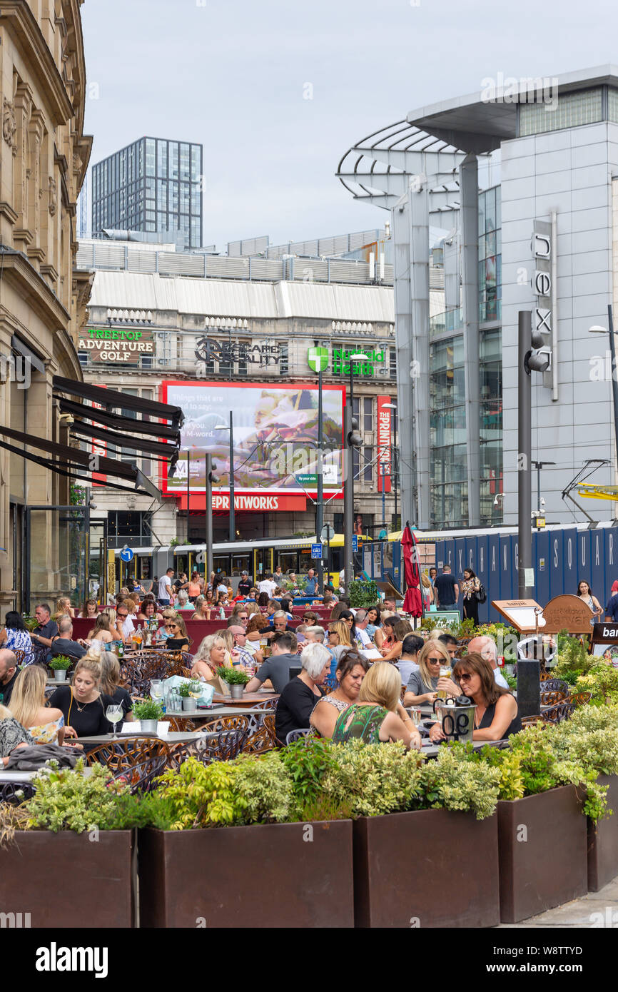 Restaurant en plein air, la pendaison d'un fossé, d'Exchange Square, Manchester, Greater Manchester, Angleterre, Royaume-Uni Banque D'Images