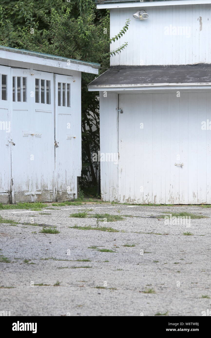 Allée te montre un ancien garage et chambre. Banque D'Images