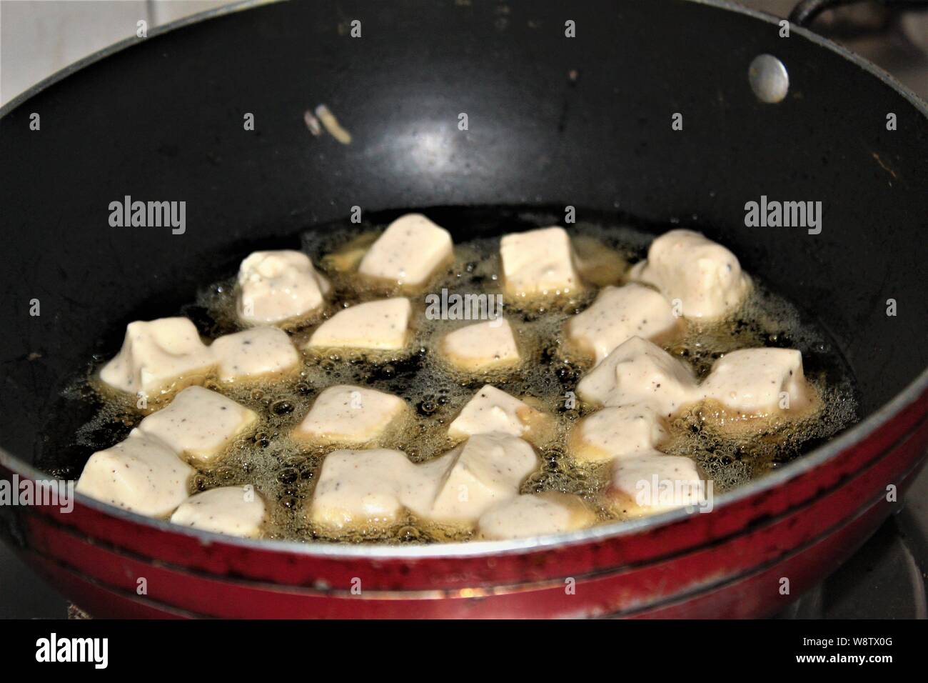 Paneer fromage cottage ou être frits dans l'huile végétale Banque D'Images