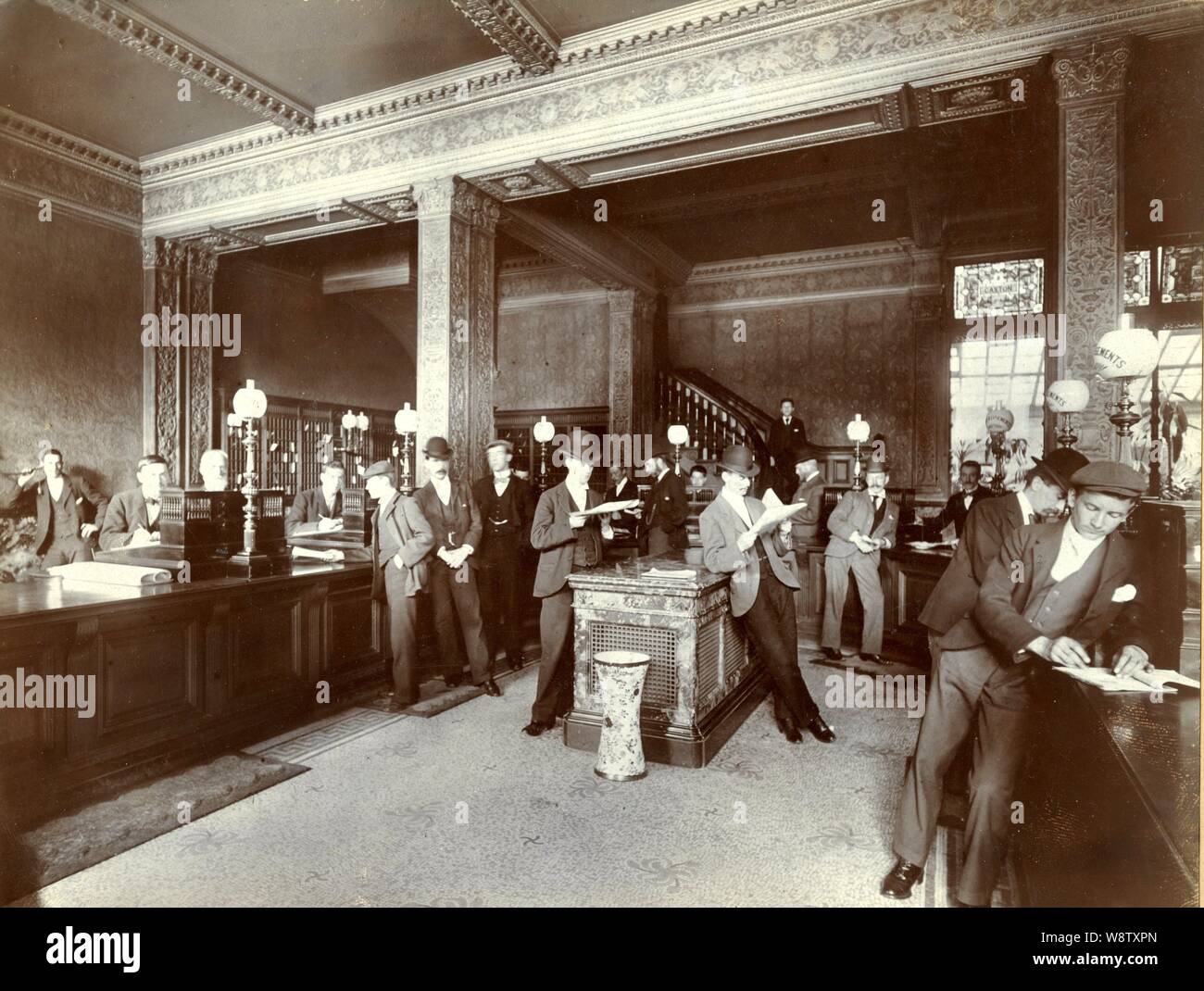 R.E. Ruddock, le Grand Studio, Newcastle on Tyne montrant les images d'un début de R.Hoe & Co. journal mécanique presse d'impression. La chronique hebdomadaire de Newcastle et d'un bureau intérieur de la Banque. Banque D'Images