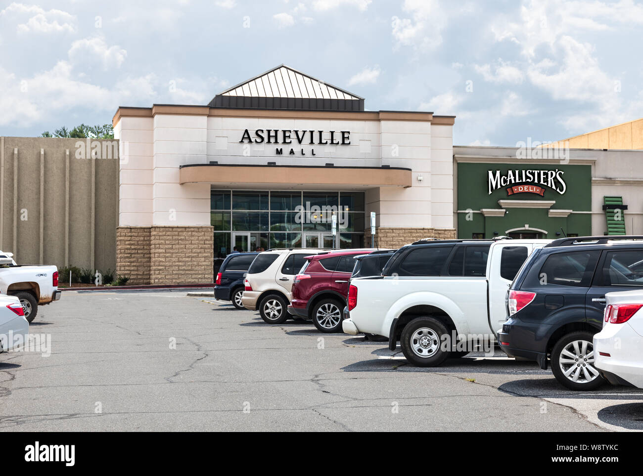 ASHEVILLE, NC, USA, 27 juillet 2019 : la principale porte d'entrée à l'Asheville Mall, montrant de stationnement et les voitures. Banque D'Images